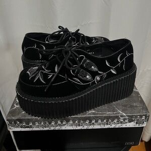 Demonia Velvet Rose Embroidered Creepers. #demonia #velvet #platform